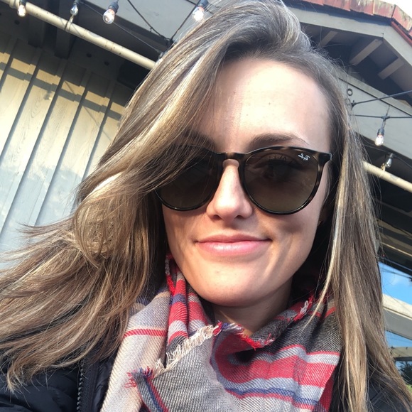 Meet your Posher, Laura - Picture 1 of 1